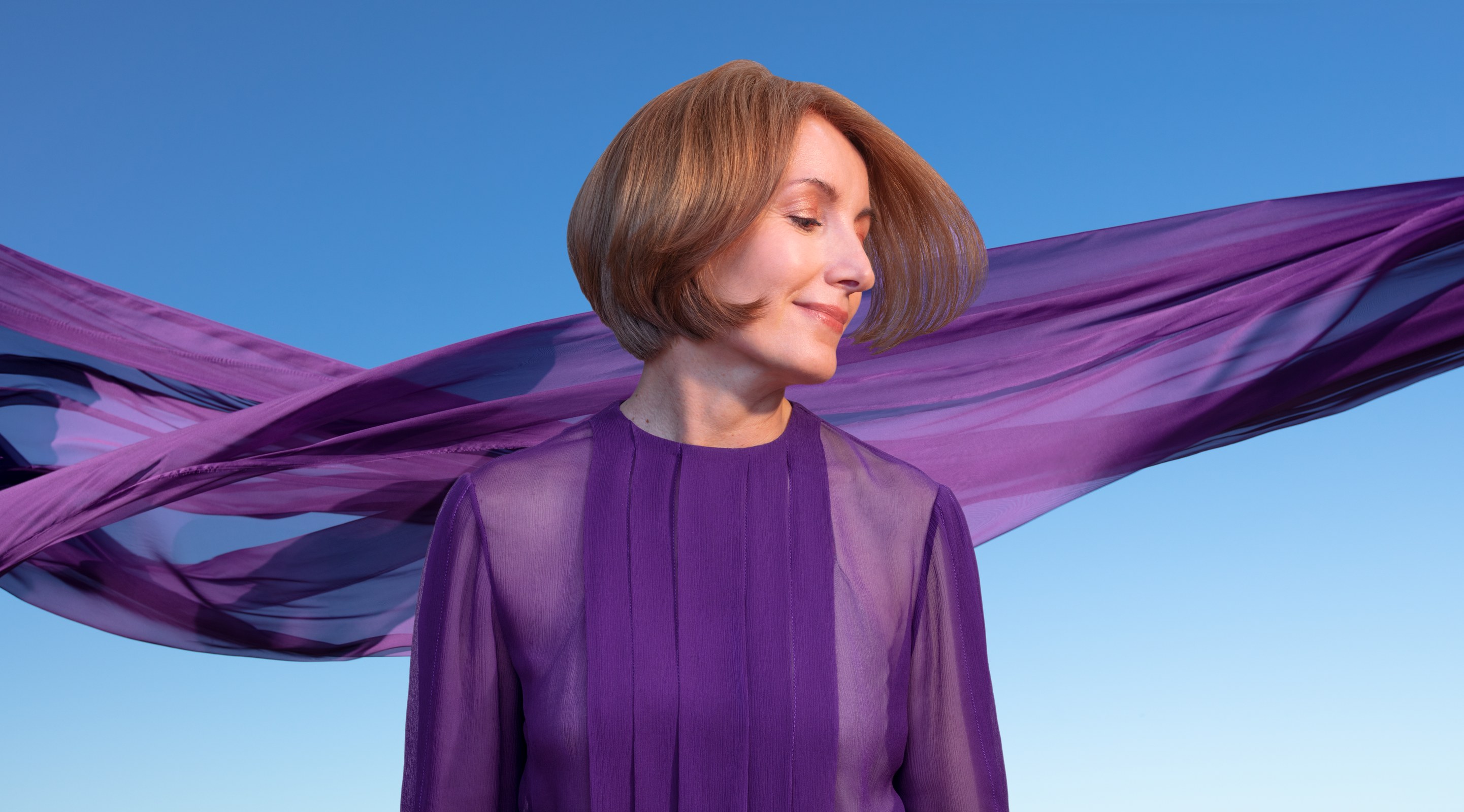 Schwarzkopf campaign: model with a copper bob and purple fabric
